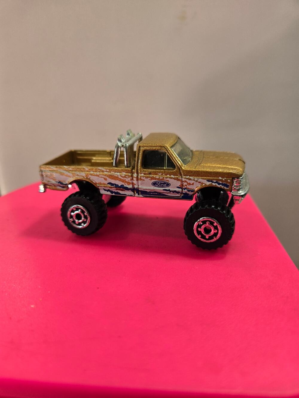 Matchbox 1993 Ford F 150 4x4 Diecast Truck Toy Gold Graphics China Prop